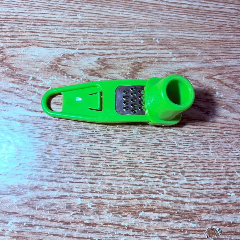 OKI Official Key Items Garlic Grinder Presser Crusher Grater Chopper Green New